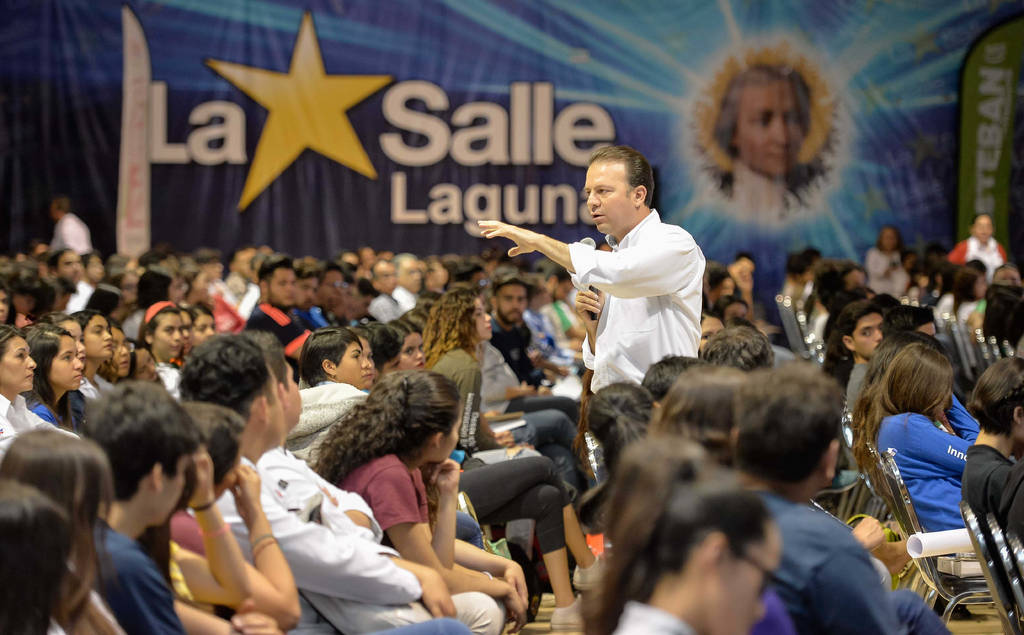 Encuentro. Esteban Villegas Villarreal sostuvo un encuentro con jóvenes de la Universidad La Salle Laguna.