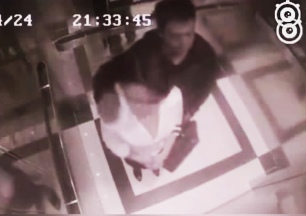 El sujeto trató de tocar a la dama en el interior del elevador. (YOUTUBE)