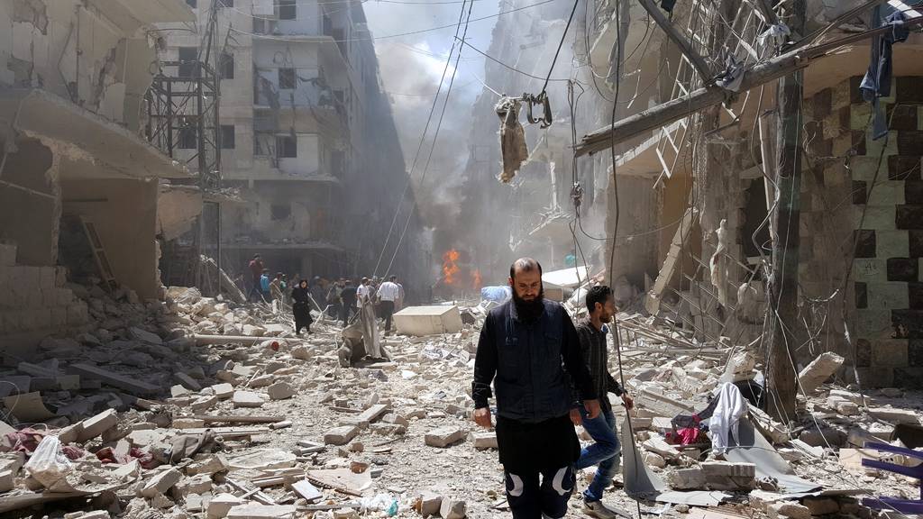 Tragedia. Un hombre camina con la cabeza baja entre los escombros en la ciudad de Alepo.