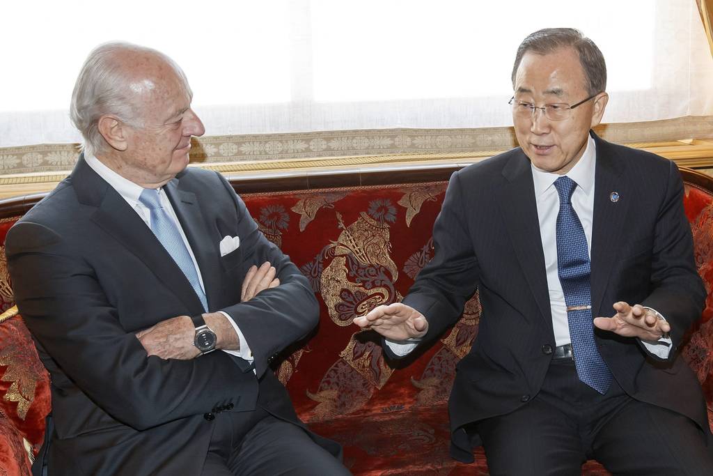 En crisis.  El secretario general de la ONU, Ban Ki-moon (d), conversa con el enviado especial de la ONU para Siria, Staffan de Mistura, antes de mantener una reunión sobre la crisis siria.