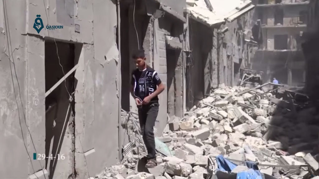 Desastre. Un joven camina por los escombros tras los atentados registrados ayer en la ciudad de Alepo.