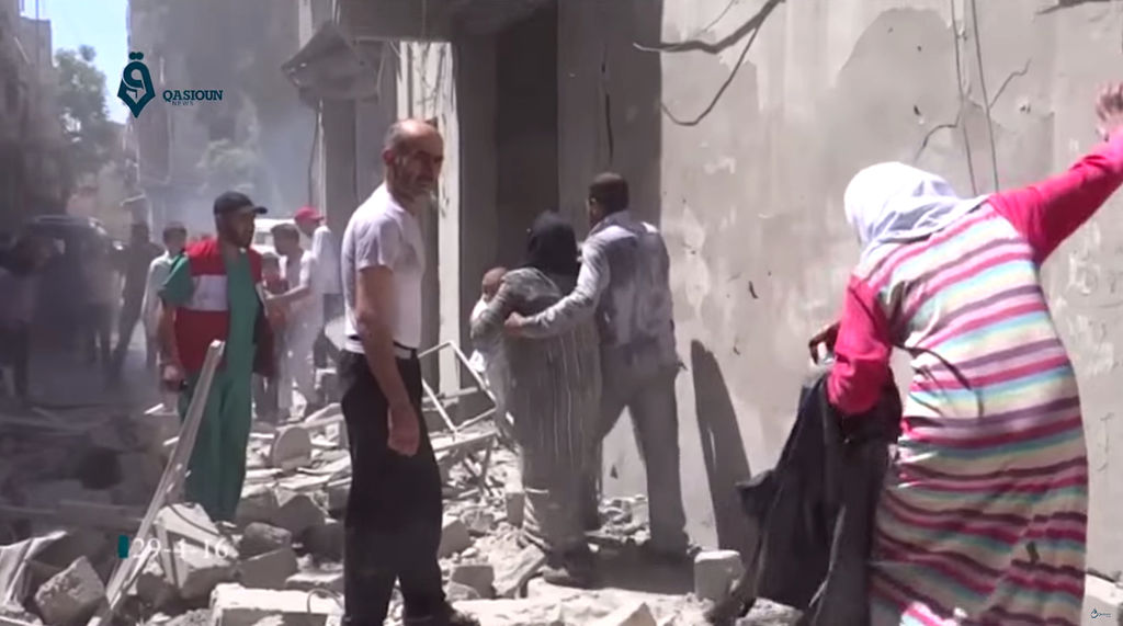 Tragedia. Familias sirias tratan de salir de la zona en donde se han dado las explosiones.