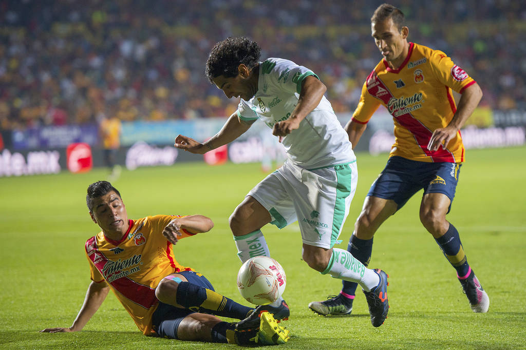 Un torneo del sufrimiento a la alegría vivió Morelia, que de evitar el descenso calificó a la liguilla del Clausura 2016 de la Liga MX, tras vencer anoche 3-2 a Santos Laguna. (Jam Media)