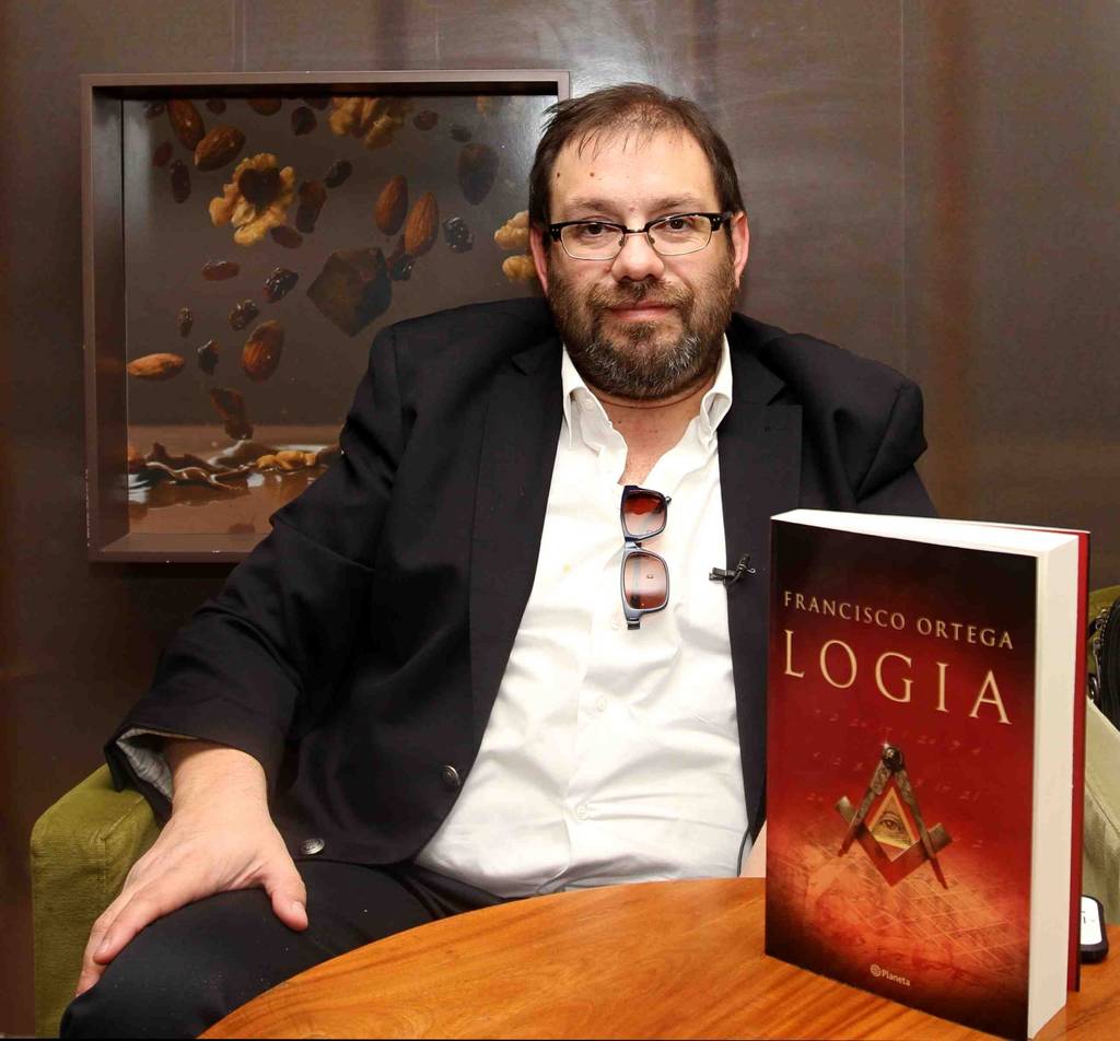 Un éxito. Entre la novela histórica y la de suspenso transcurre la novela 'Logia', en la cual el escritor y periodista chileno Francisco Ortega mezcla la ficción con temas de la historia latinoamericana, cuyas ventas lo han puesto como uno de los autores más vendidos.