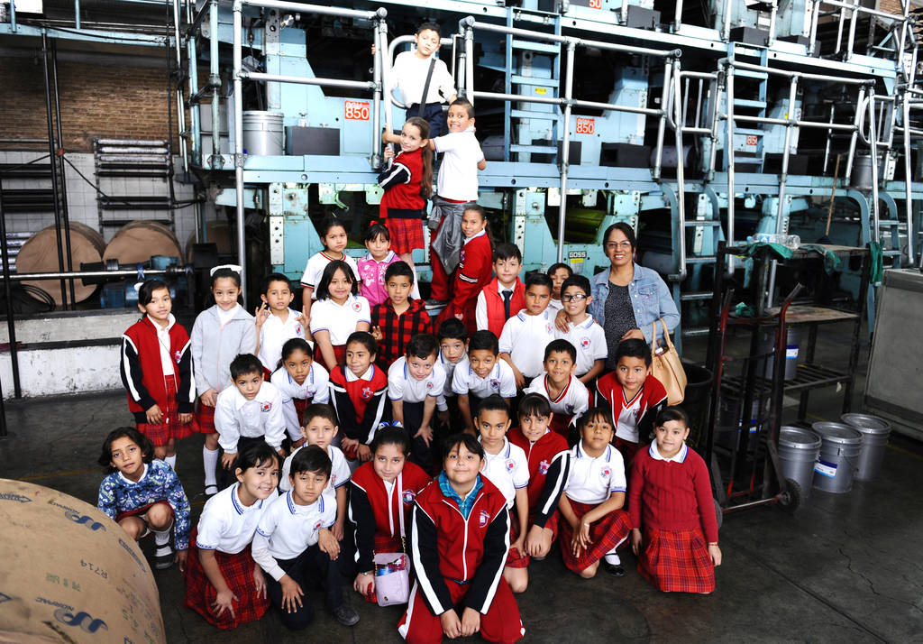  Grupo de alumnos de la Escuela Primaria Anexa a la Normal de Torreón 3° B turno matutino con su maestra Laura Martell visitaron las instalaciones de El Siglo de Torreón.
