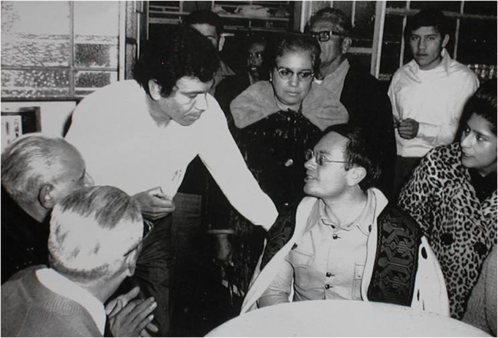 Una noche de diciembre de 1972, se observa al locutor de televisión Raúl Velasco; lo atiende Juan Sosa, empleado de la nevería.