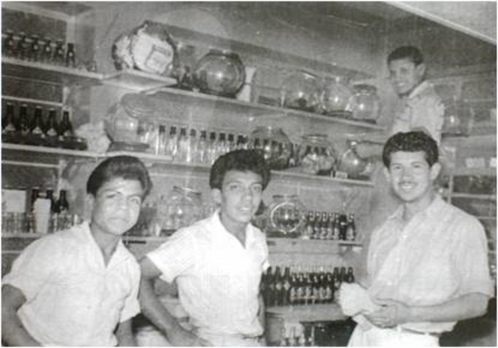En el interior del local en 1954, los empleados Emilio López Moreno, Enríque Sosa Hernández, Alfredo Morillón y Roberto Cantú. Trabajadores de la Nevería “Chepo”.
