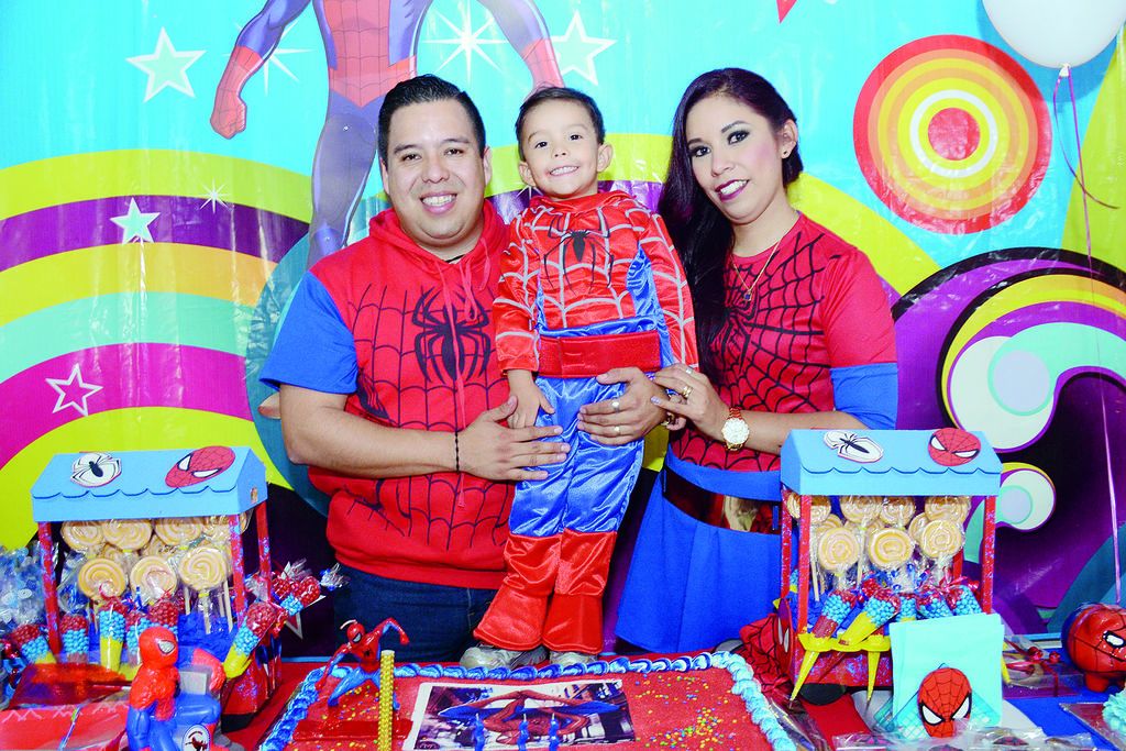 Muy contento lució el pequeño Gerardo Jibril con sus papás.
Festejando su tercer cumpleaños Gerardo Jibril como El Hombre
Araña. 