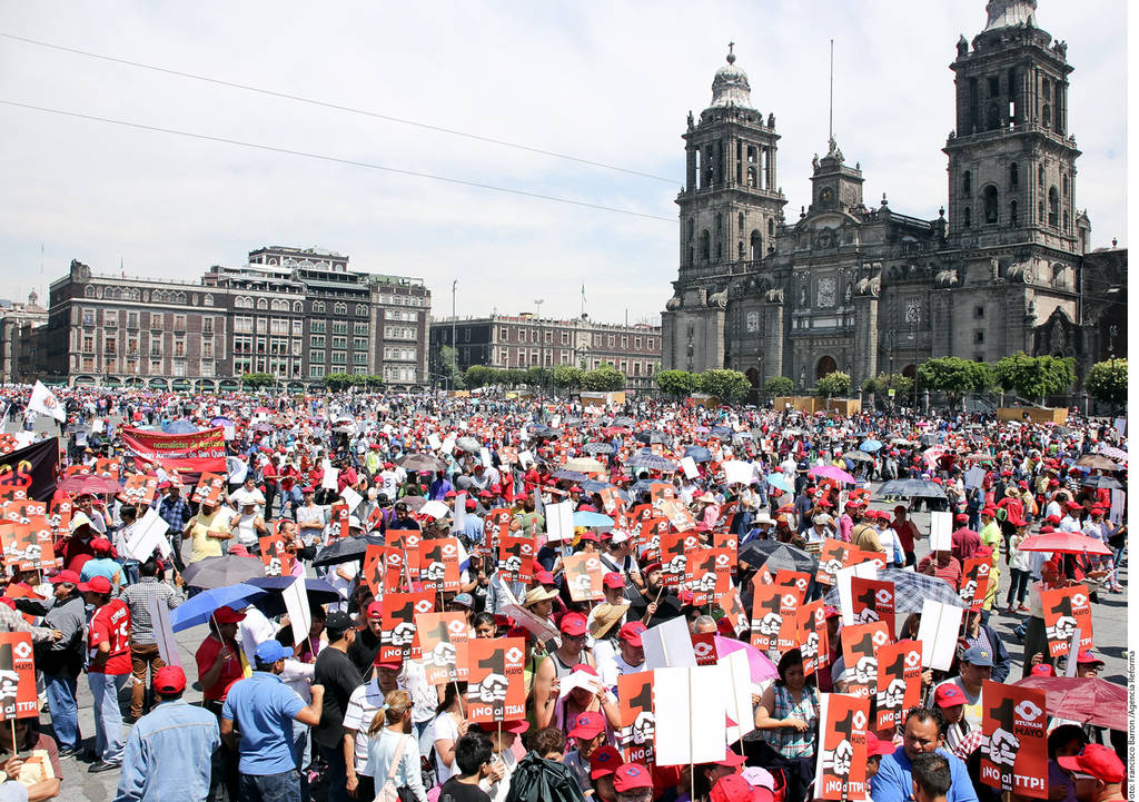 Anuncio. En un mitin en el Zócalo, líderes sindicales llamaron a sumarse a un paro el próximo 15 de mayo.
