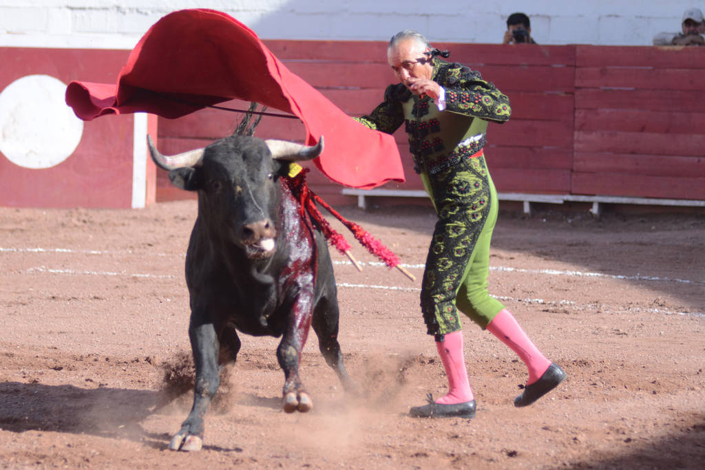 Rodolfo Rodríguez no pudo terminar su faena en la plaza de Toros de Lerdo, Durango. (Fotografía Jorge Téllez)