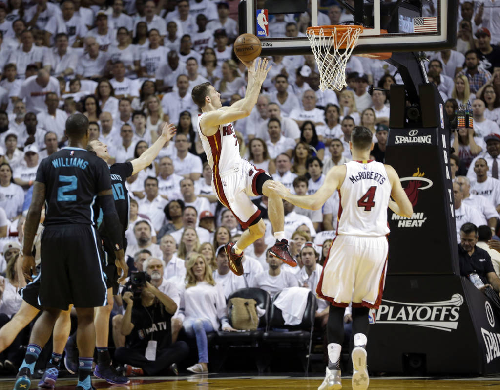 El Heat de Miami aplastó ayer 106-73 a los Hornets de Charlotte. (AP)