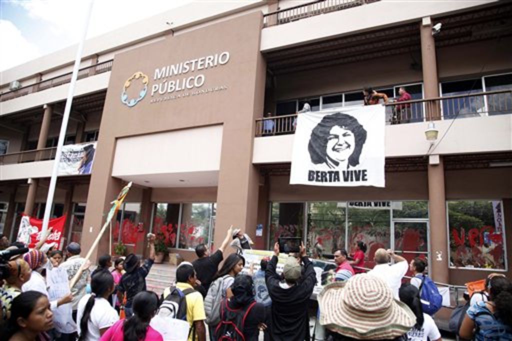 Cáceres, que se había hecho acreedora del premio Goldman Environmental Prize, fue asesinada el tres de marzo pasado por dos pistoleros que irrumpieron en su casa. (ARCHIVO)
