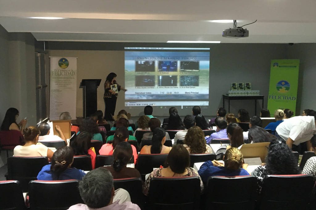 Campaña. Bárbara Montemayor, directora de la fundación, ofreció una serie de conferencias en la Región Lagunera. (CORTESÍA)