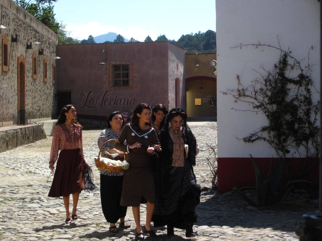 Elenco. Susana Dosamantes junto a sus 'hermanas', de fondo La Soriana.