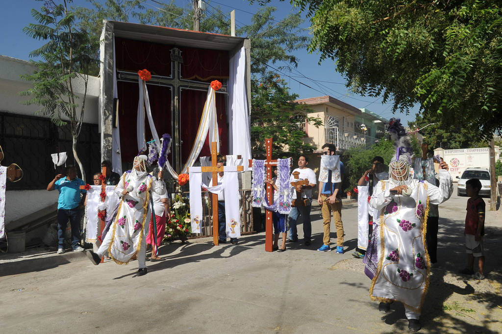 Tradición. Las cruces peregrinas recorren las colonias Torreón y Anexas, Compresora, y más. (RAMÓN SOTOMAYOR)