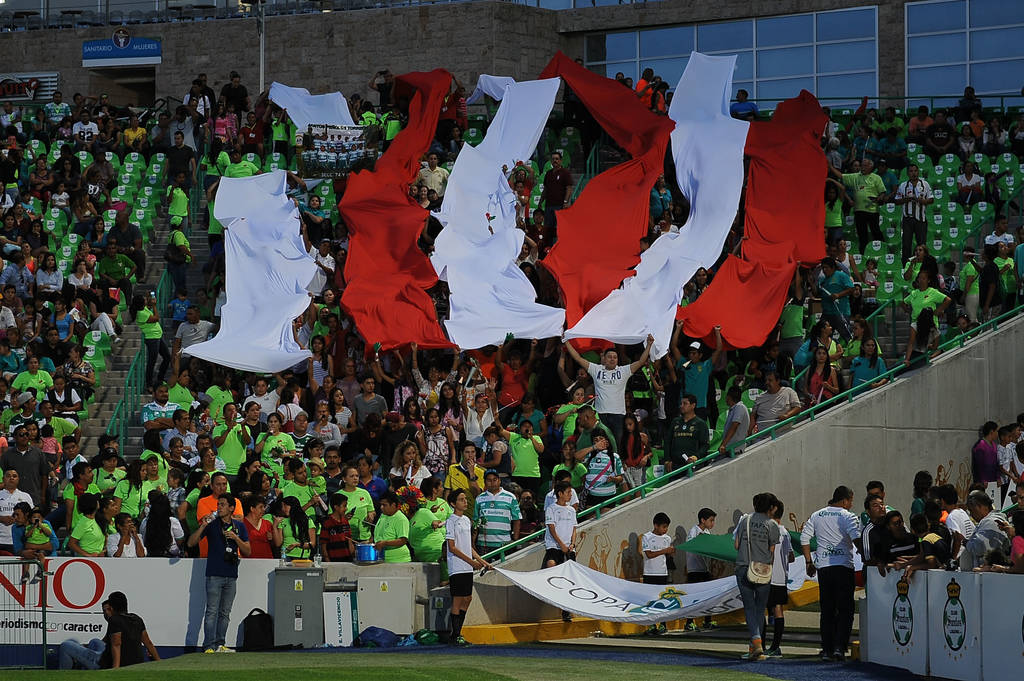 Apareció por el túnel de los jugadores la bandera de la Copa Santos Peñoles, enmarcada por una gran postal de los aficionados.