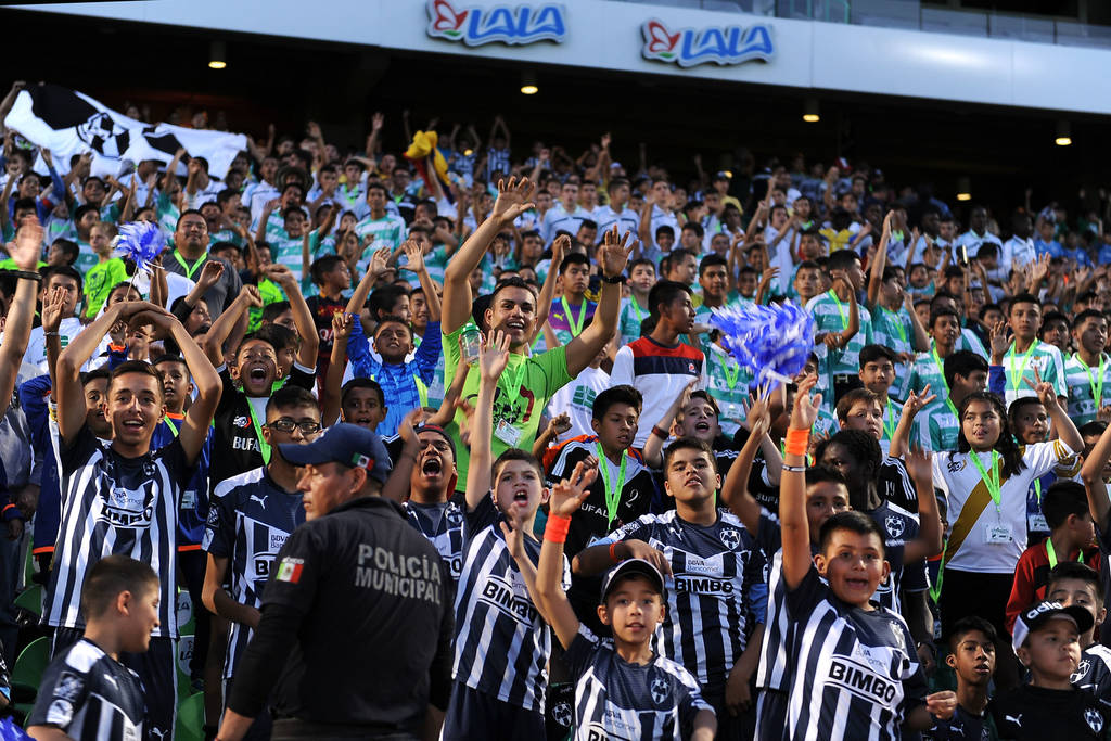 Aficionados santistas se dieron cita en familia en las tribunas del estadio Corona para no perderse ningún detalle de la inauguración.