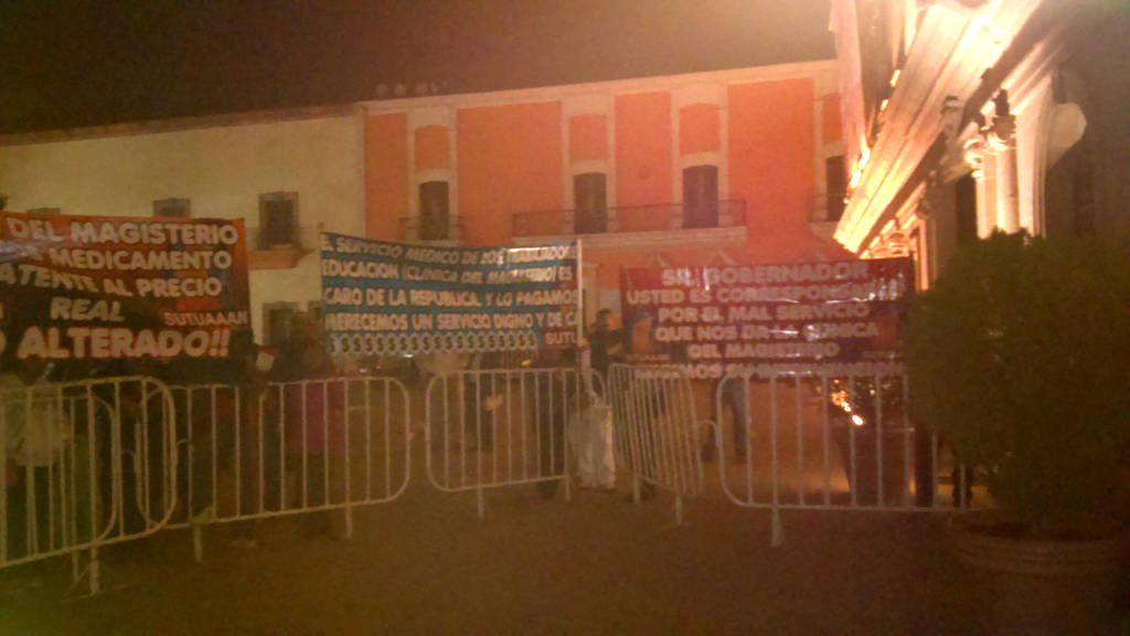 Protestas. Con mantas, sonido y pancartas llegaron los maestros a la Plaza de Armas de Saltillo. (EL SIGLO DE TORREÓN)
