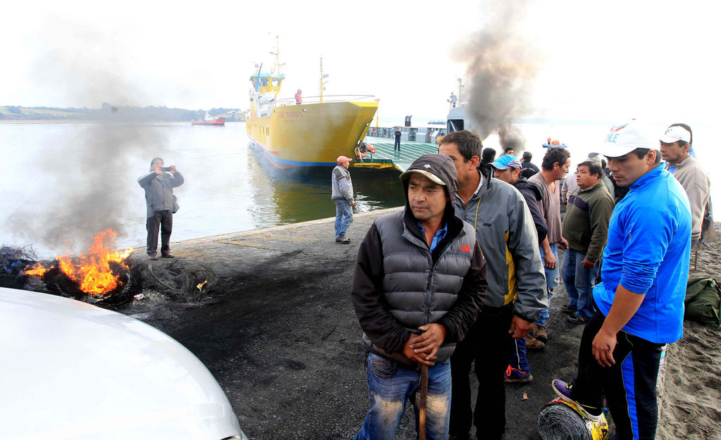 Protestas se realizan tras la prohibición de extraer mariscos en la zona, contaminada por la marea roja. (EFE)