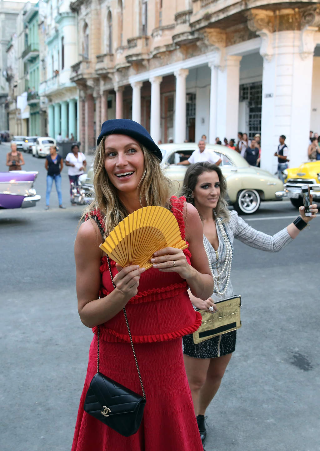 La supermodelo brasileña Gisele Bündchen, con una boina francesa y contando en español lo mucho que 'le ha encantado Cuba'. (EFE)
