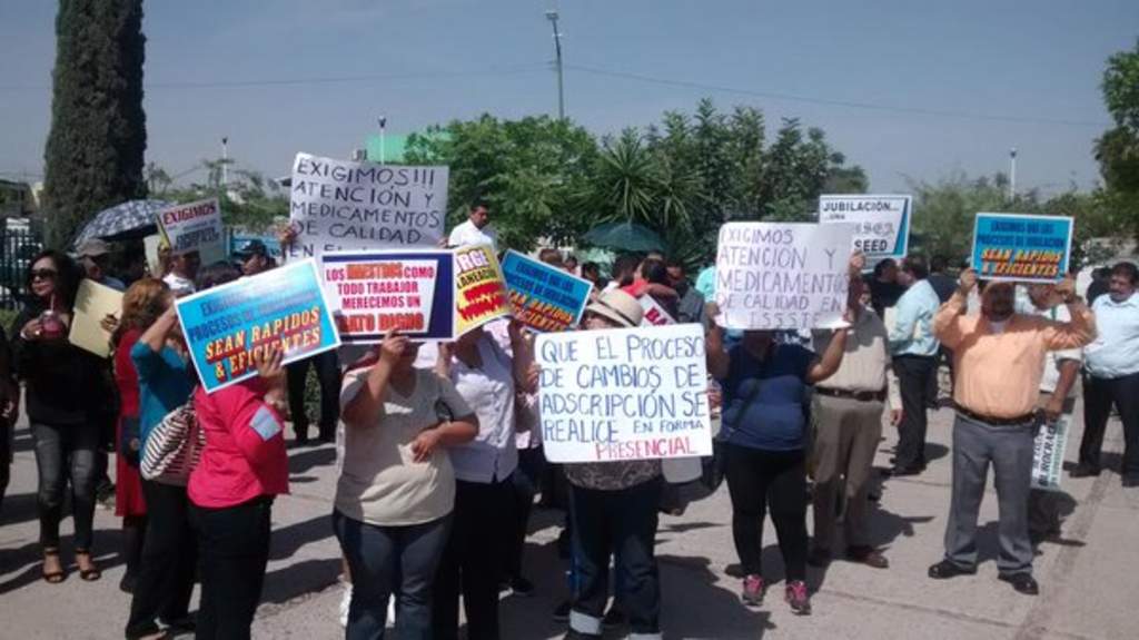 La protesta estuvo acompañada de pancartas como 'Exigimos atención y medicamentos de calidad en el ISSSTE' y 'Exigimos que los procesos de jubilación sean rápidos y eficientes'. (EL SIGLO DE TORREÓN) 