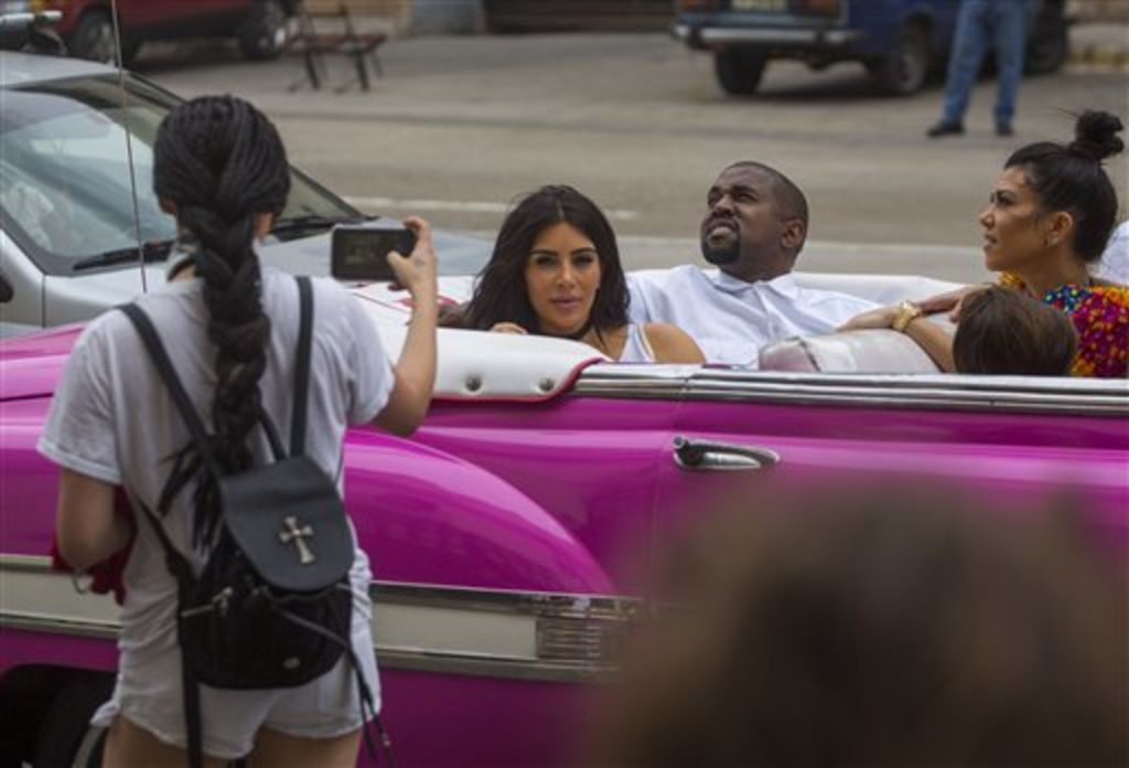 La familia de protagonistas de reality shows visitó el miércoles el Museo del Ron, bajándose de un automóvil clásico convertible color rosa. (AP)