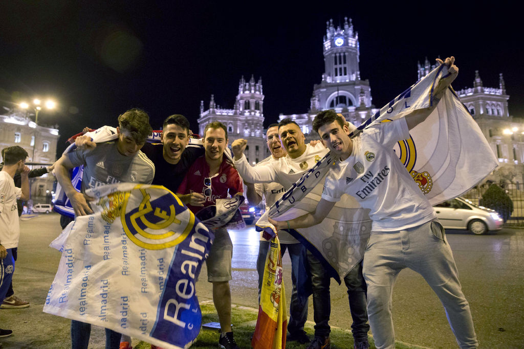 Aficionados del Real Madrid salieron a las calles a celebrar el pase a la gran final. (EFE)