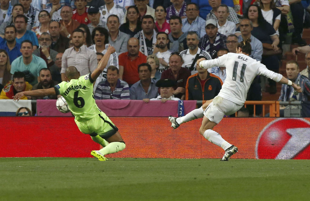 Tras un disparo de Gareth Bale, Fernando desvió el balón mandándolo al fondo de la portería. (EFE)