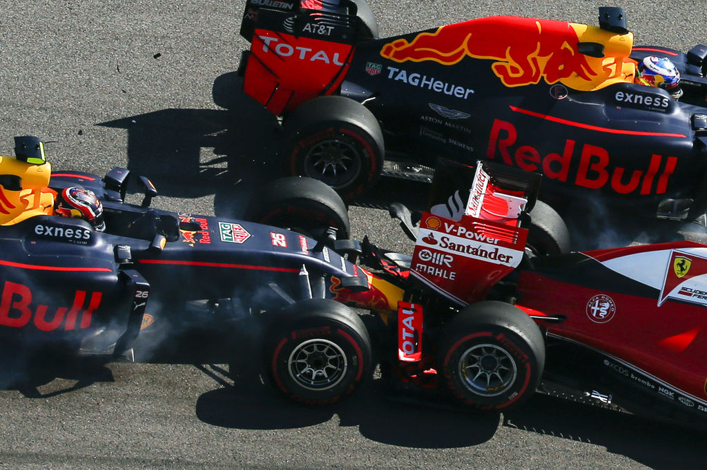 Verstappen, de 18 años, fue convocado desde el equipo después que Kvyat chocó dos veces el vehículo de Sebastian Vettel el domingo en el Gran Premio de Rusia.
