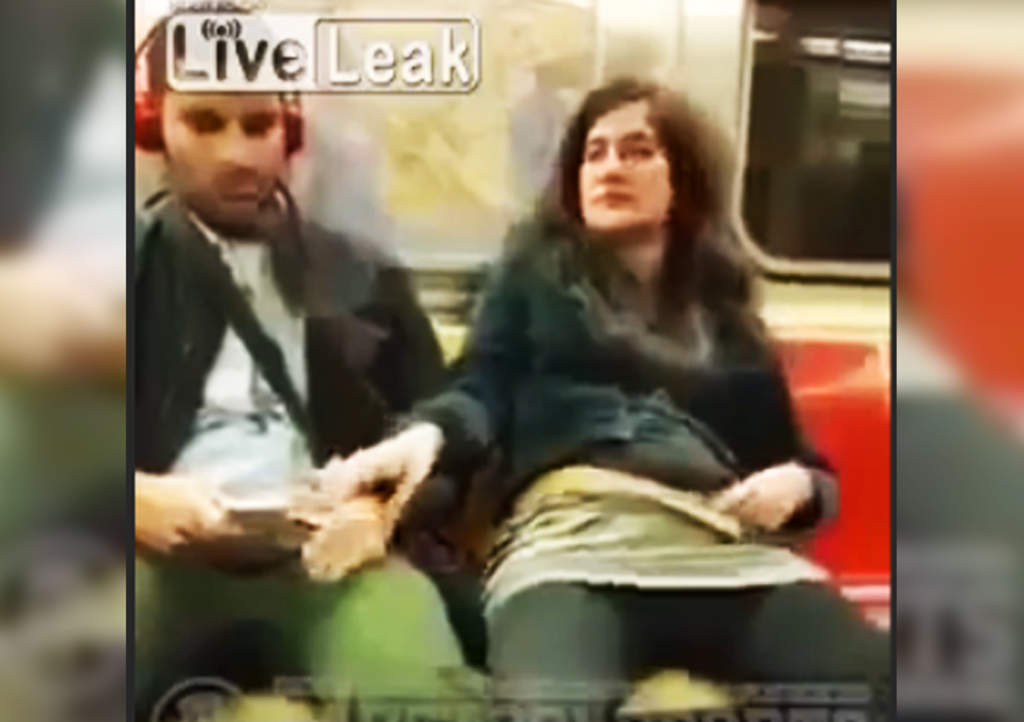 La joven fue captada en uno de los vagones del metro de Nueva York. (ESPECIAL)