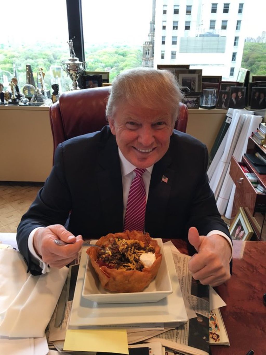 En la imagen, Trump afirma que los mejores tazones de tacos los prepara la parrilla de la Torre Trump. Además, el magnate añadió que ama a los hispánicos. (ESPECIAL)