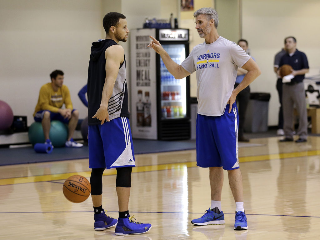 Curry realizó algunos ejercicios en la cancha, pero todavía no participa de prácticas con sus compañeros. 
