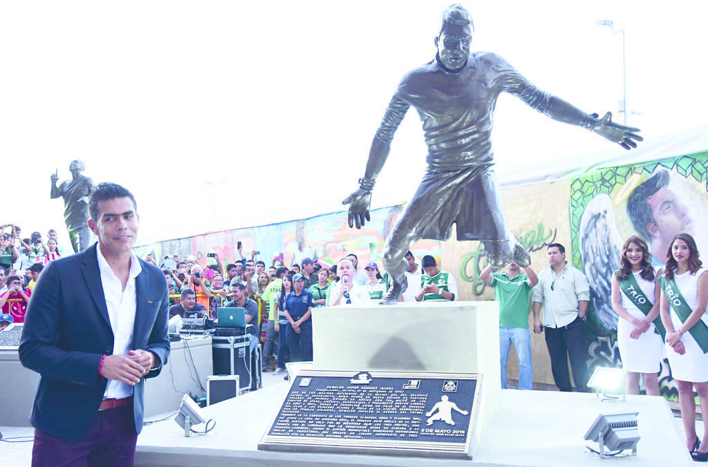 El exportero del Santos Laguna, Oswaldo Sánchez, se mostró muy emocionado con su estatua. (Jesús Galindo y Ramón Sotomayor)