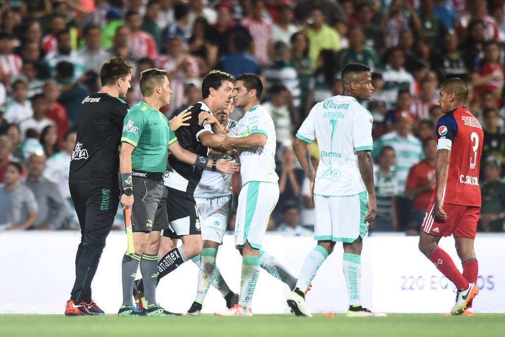 Al término del partido, los jugadores de Santos estaban muy disgustados con el trabajo de Érick Yair Miranda, árbitro central del encuentro.