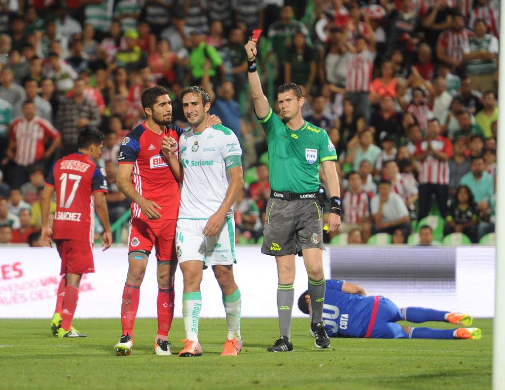 Carlos Izquierdoz recibió la tarjeta roja en los minutos finales del partido, y mínimo se perderá el juego de ida de los cuartos de final.