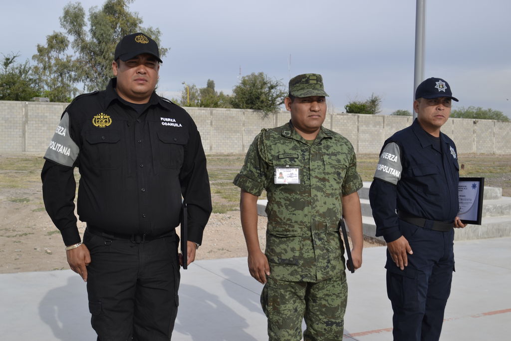 El general Díaz comentó que este reconocimiento será entregado cada mes a los agentes que destaquen en sus labores. (ESPECIAL)