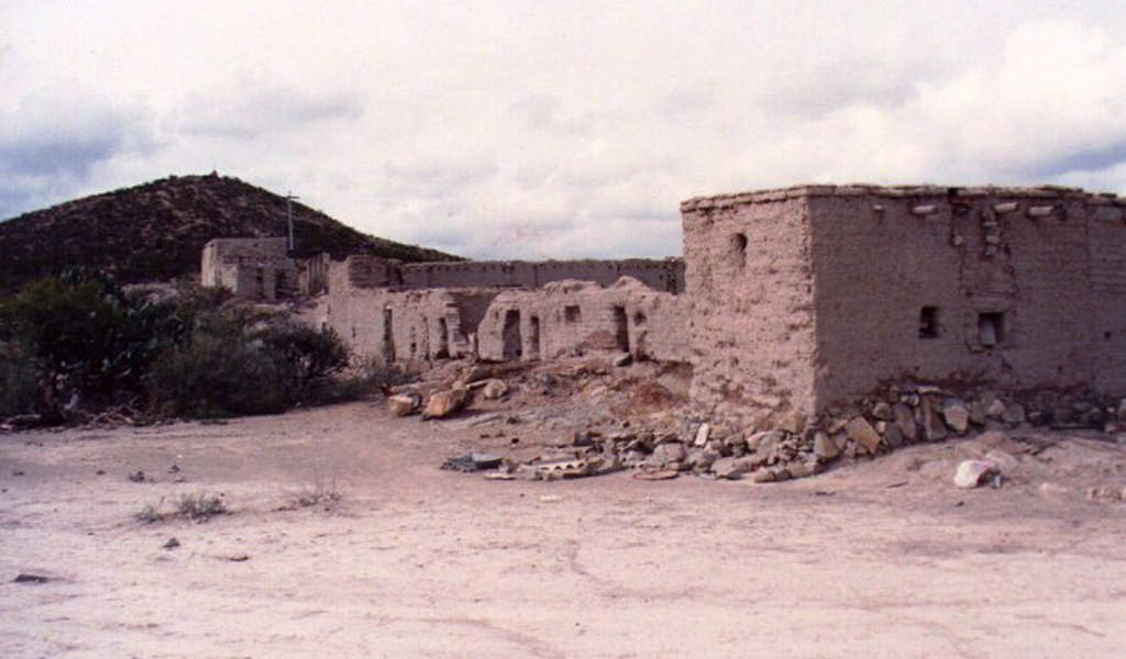Lado sur de la construcción, que recibió de frente los embates del ejército francés. c.a.1990.
