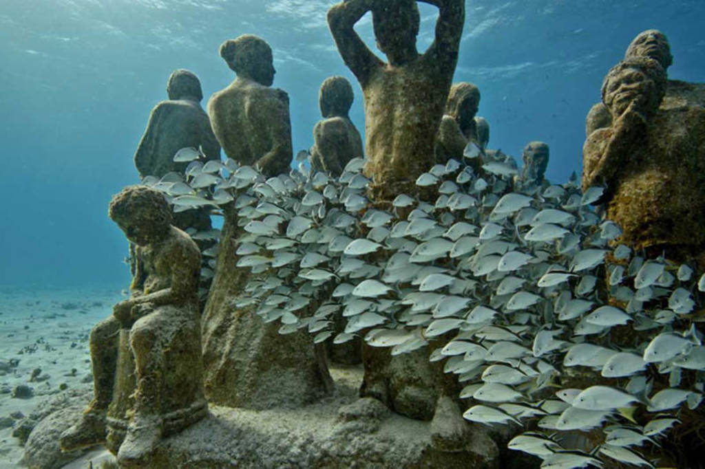 Además. Evolución silenciosa del artista Jason de Caires Taylor cuenta con 400 esculturas tamaño real sumergidas en el mar.