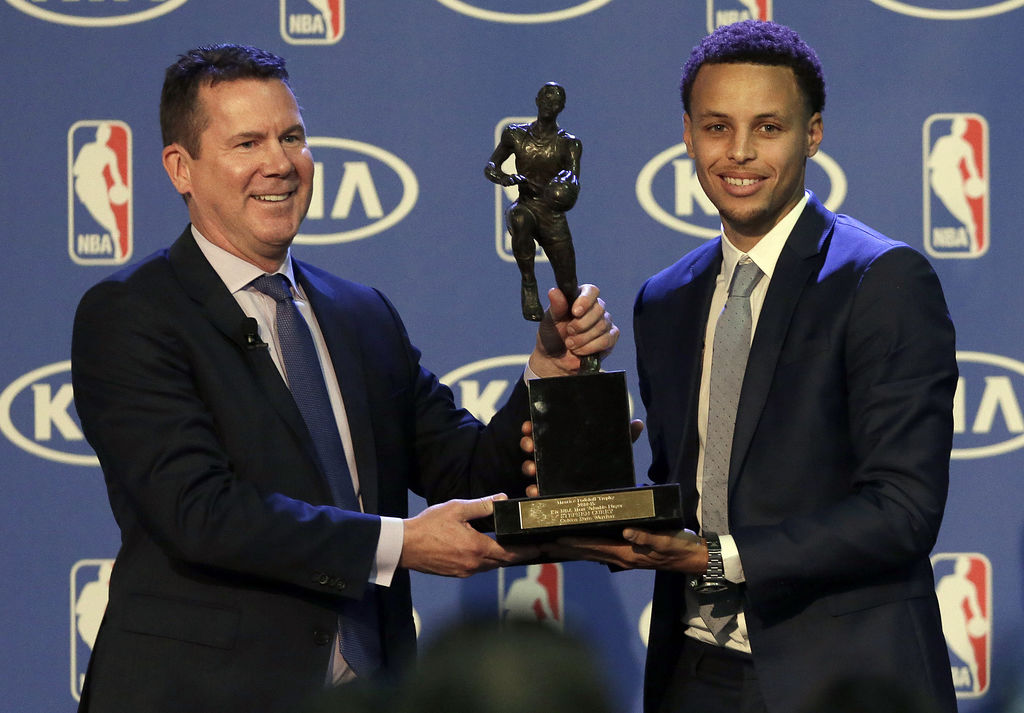 Curry lideró la votación del martes en que fue seguido por Kawhi Leonard de San Antonio, LeBron James de Cleveland y los jugadores de Oklahoma City Russell Westbrook y Kevin Durant.