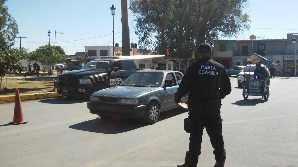 Operativos.  Los oficiales de Fuerza Coahuila llevaron a cabo operativos para el retiro de vehículos con placas vencidas. (MARY VÁZQUEZ)