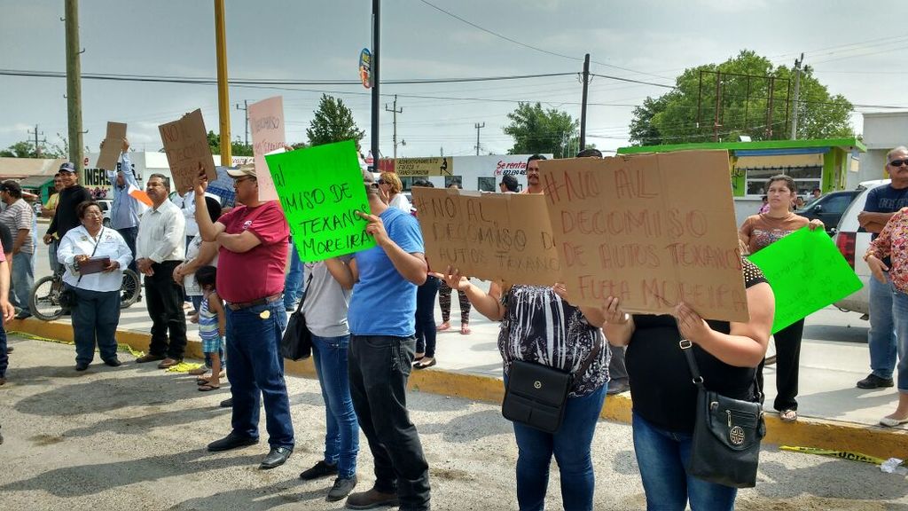 Con gritos como y pancartas en mano alrededor de 60 personar recibieron al Gobernador de Coahuila, Ruben Moreira. 