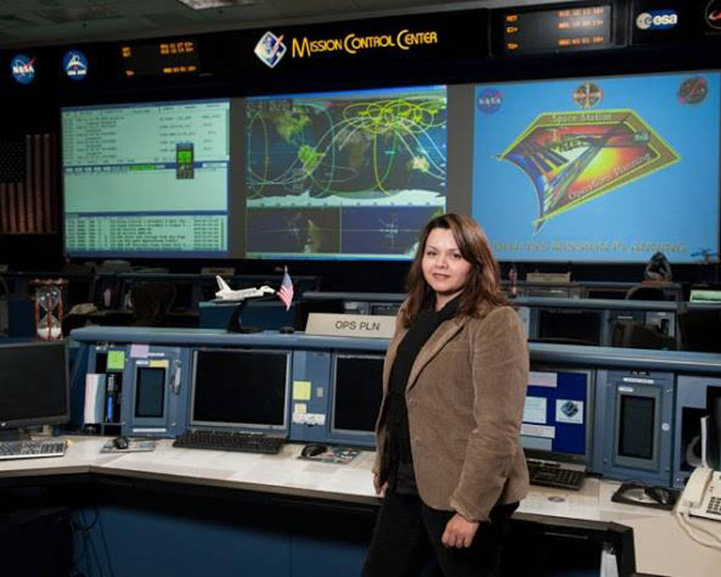 Logro. Dorothy Ruiz Martínez, trabaja en la base de control de misiones espaciales en el centro espacial Johnson de Houston, Texas. (CORTESÍA)