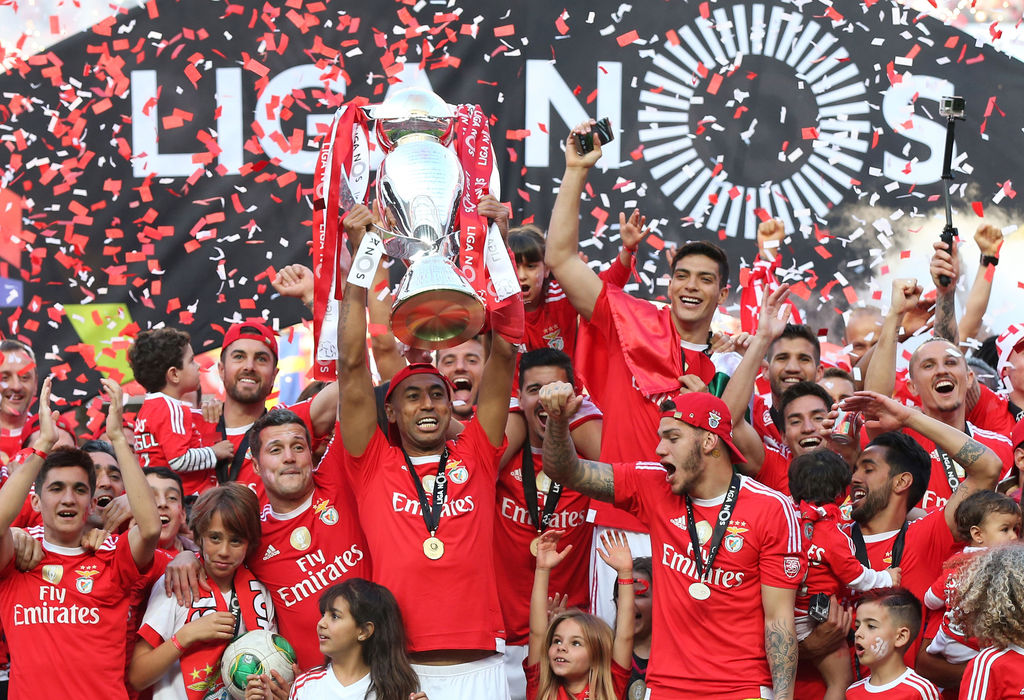 Así celebró el club Benfica al recibir la copa, Jiménez portó una bandera de México sobre sus hombros. (AP)
