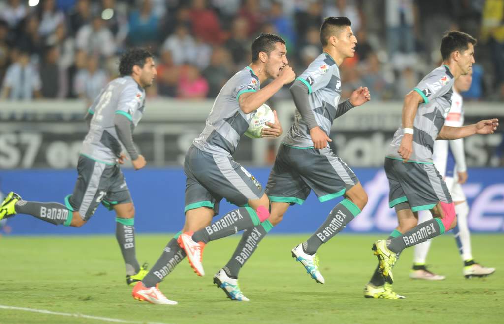 Diego González marcó el segundo gol de Santos, el cual hizo más emocionante el cierre del encuentro. (Fotos de Ramón Sotomayor)  