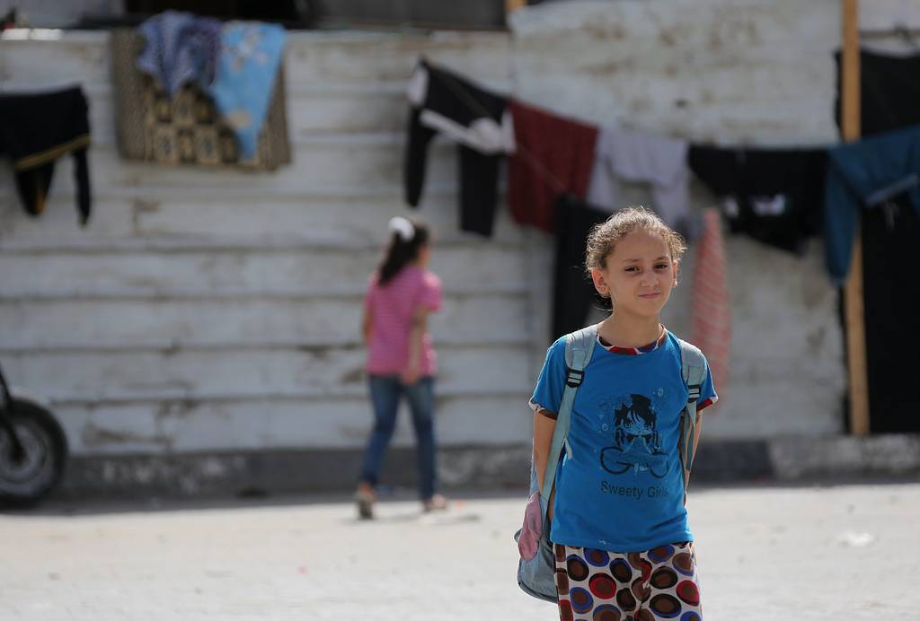 Sin techo. Dentro de los campos de refugiados una pequeña se alista para ir a la escuela en Turquía.