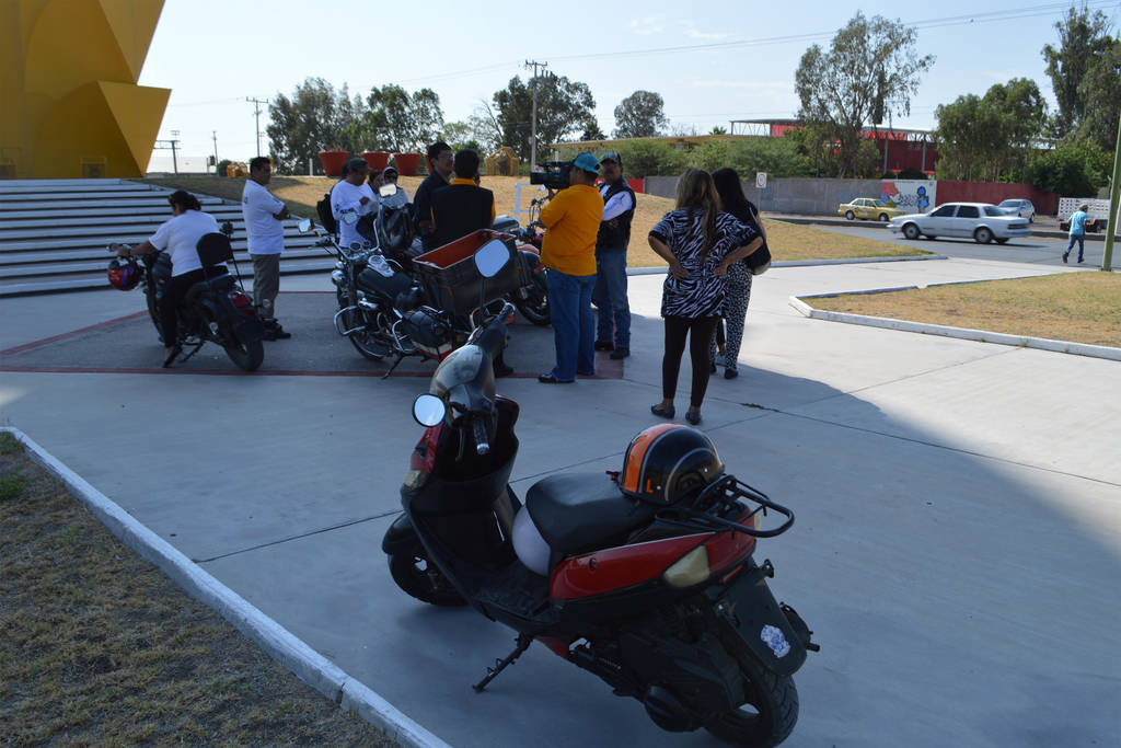 Buscan diálogo. Motociclistas buscan plática con representantes del gobierno estatal. (EL SIGLO DE TORREÓN)