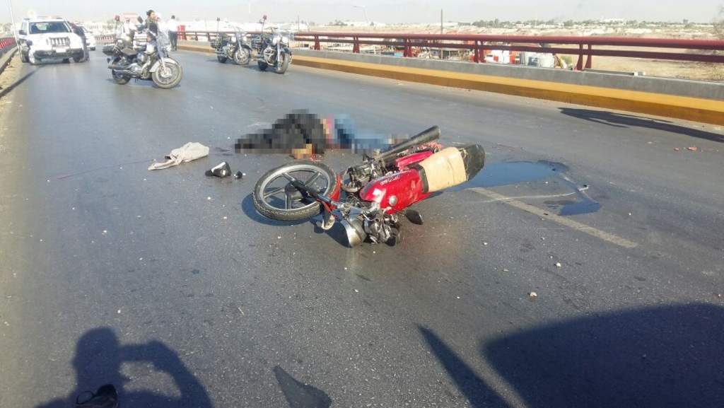 El joven fue arrollado por un tráiler que se dio a la fuga cuando circulaba en lo alto del puente Álamo de Torreón. (EL SIGLO DE TORREÓN)