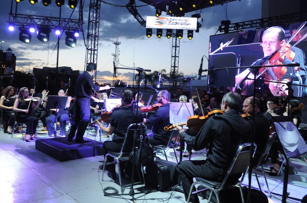 En la calle. Como parte del festival de la Secretaría de Cultura de Coahuila, La Calle es de Todos, anoche la Camerata de Coahuila se presentó en la Plaza Mayor.