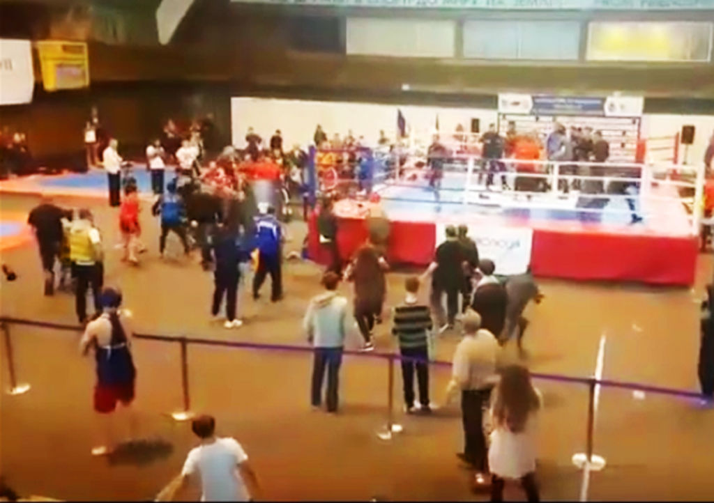 La pelea pasó del ring a las gradas tras la imprudente interrupción de un elemento del staff. (YOUTUBE)