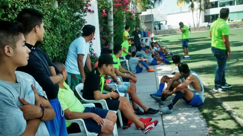 Compartió la mañana con los jóvenes que se entrenan en el Centro de Sinergia Futbolística (Cesifut) de Ciudad Lerdo.